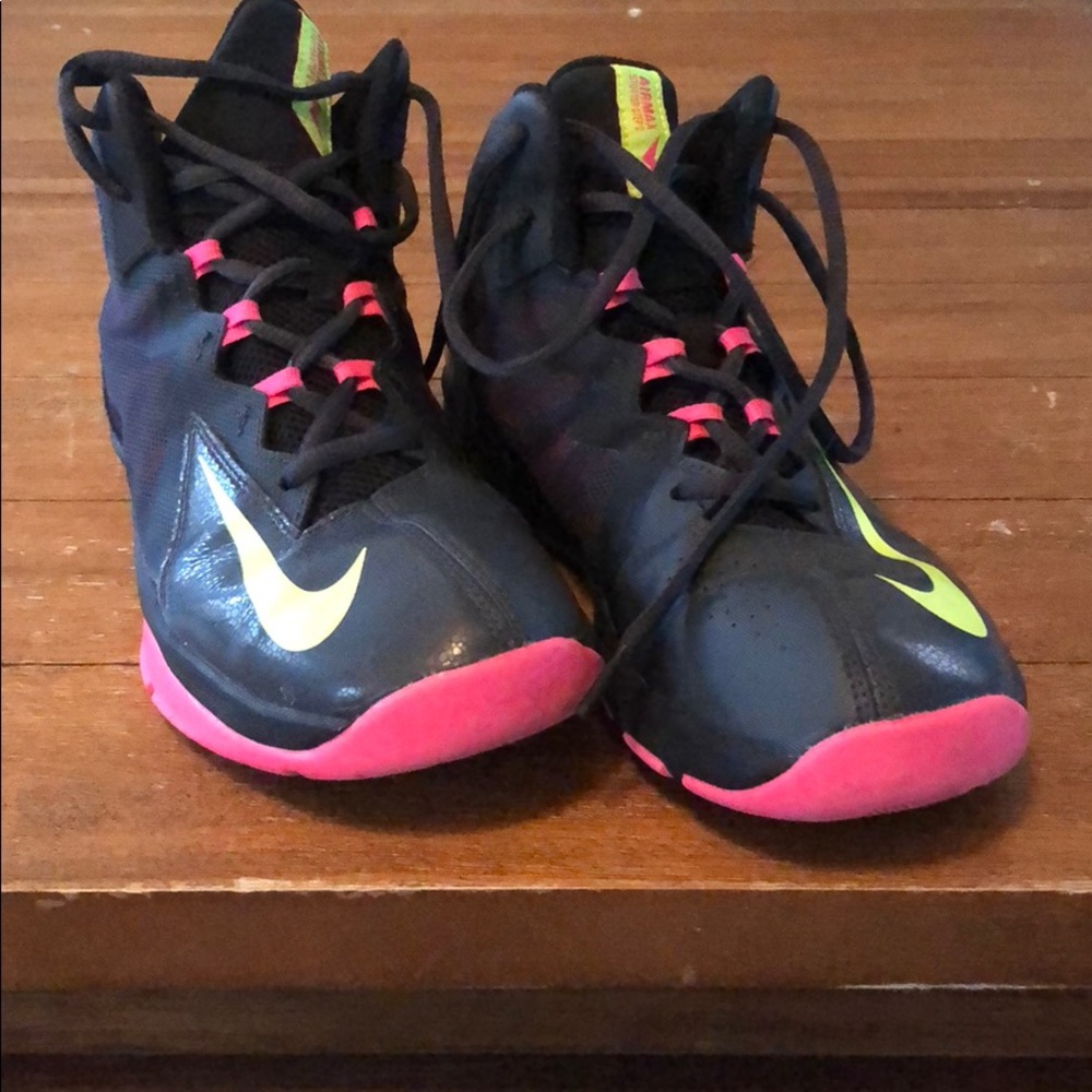 Nike girl’s tennis shoes. Size 6.5Y